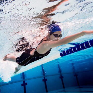 Mujer practicando natación