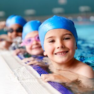 Niños en un curso de natación