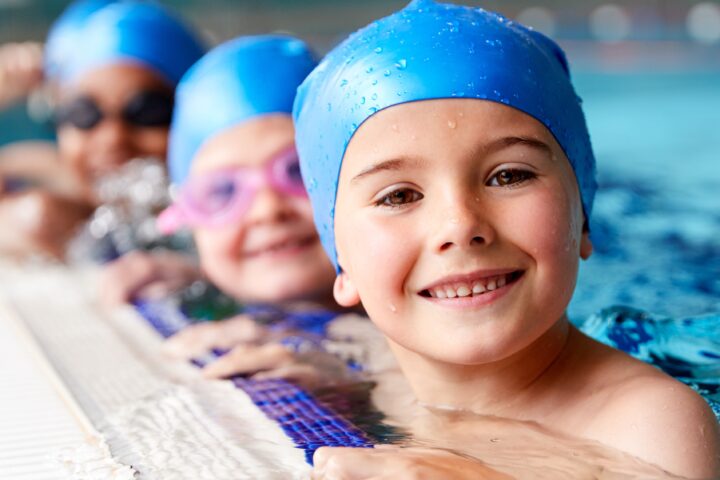 Niños en un curso de natación