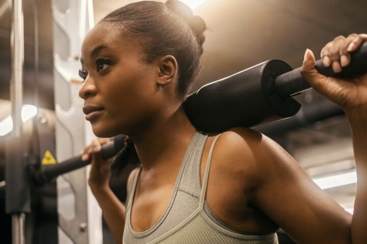 Mujer joven entrenando en sala fitness