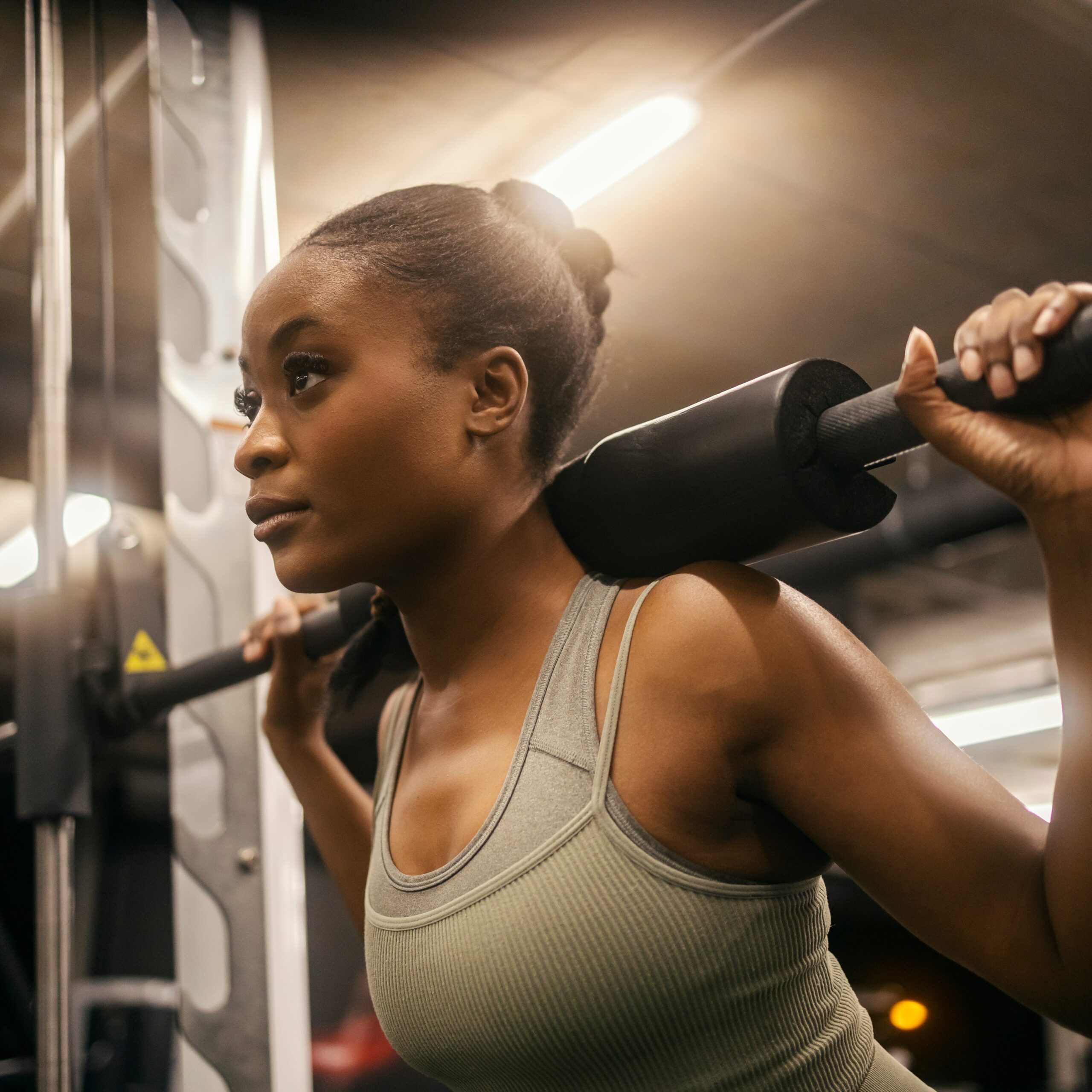 Mujer joven entrenando en sala fitness