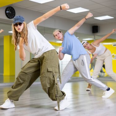 Jovenes bailando bailes modernos