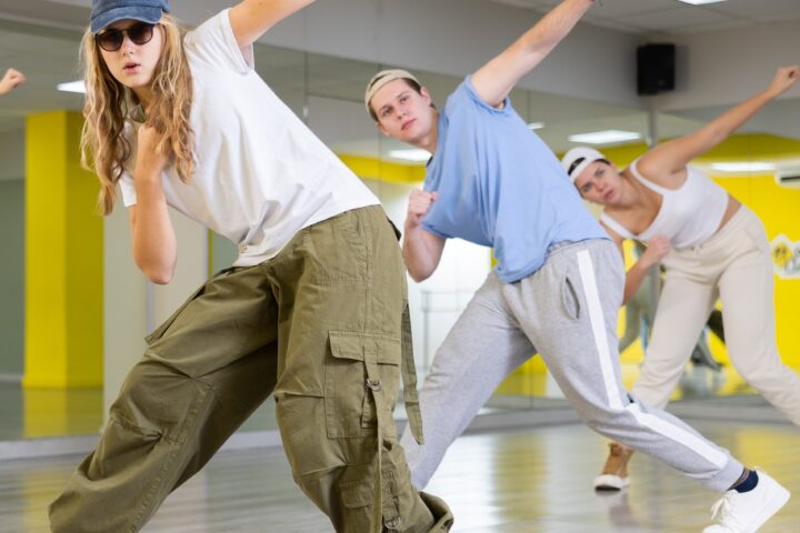 Jovenes bailando bailes modernos