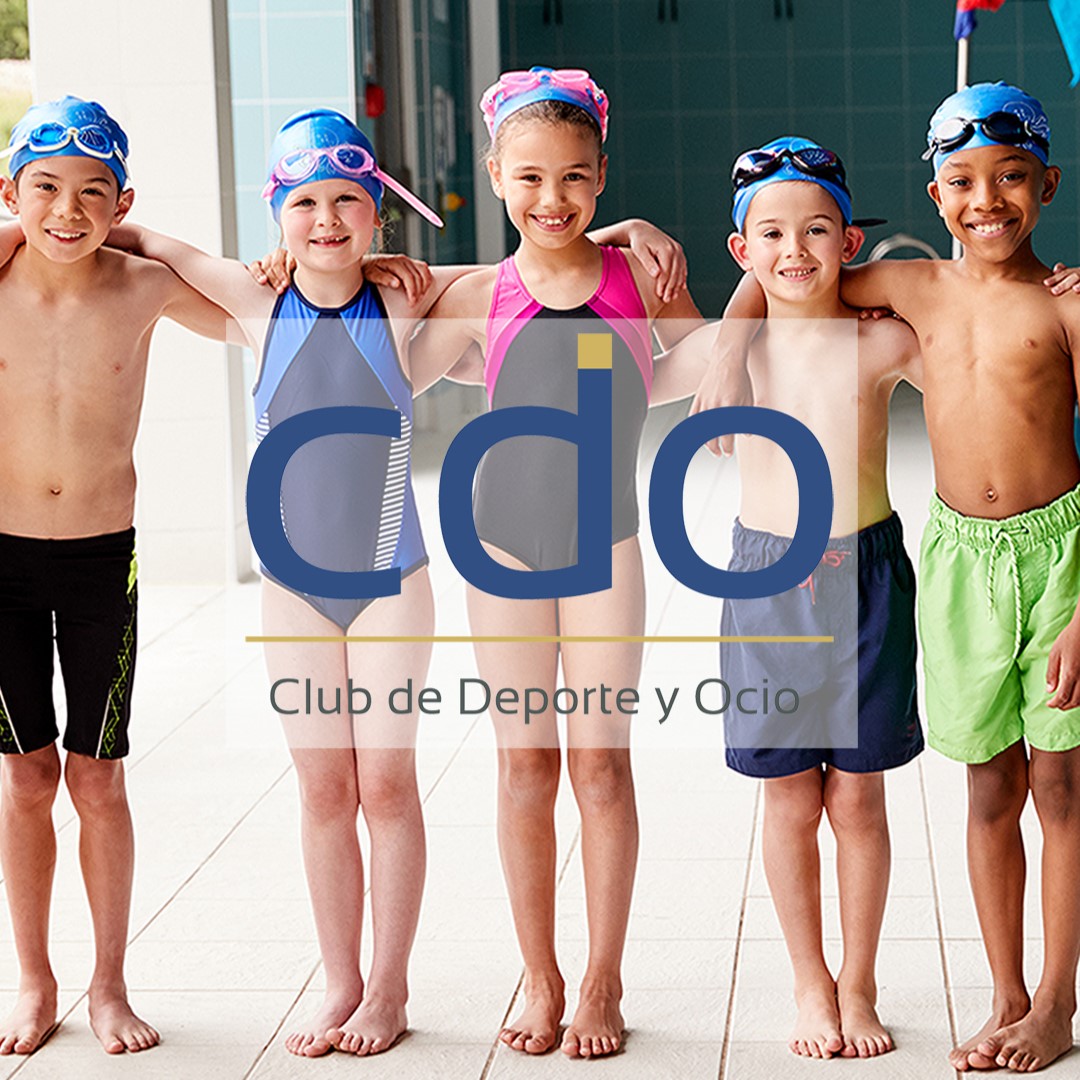 Un grupo de niños aprende a nadar en una piscina de CDO