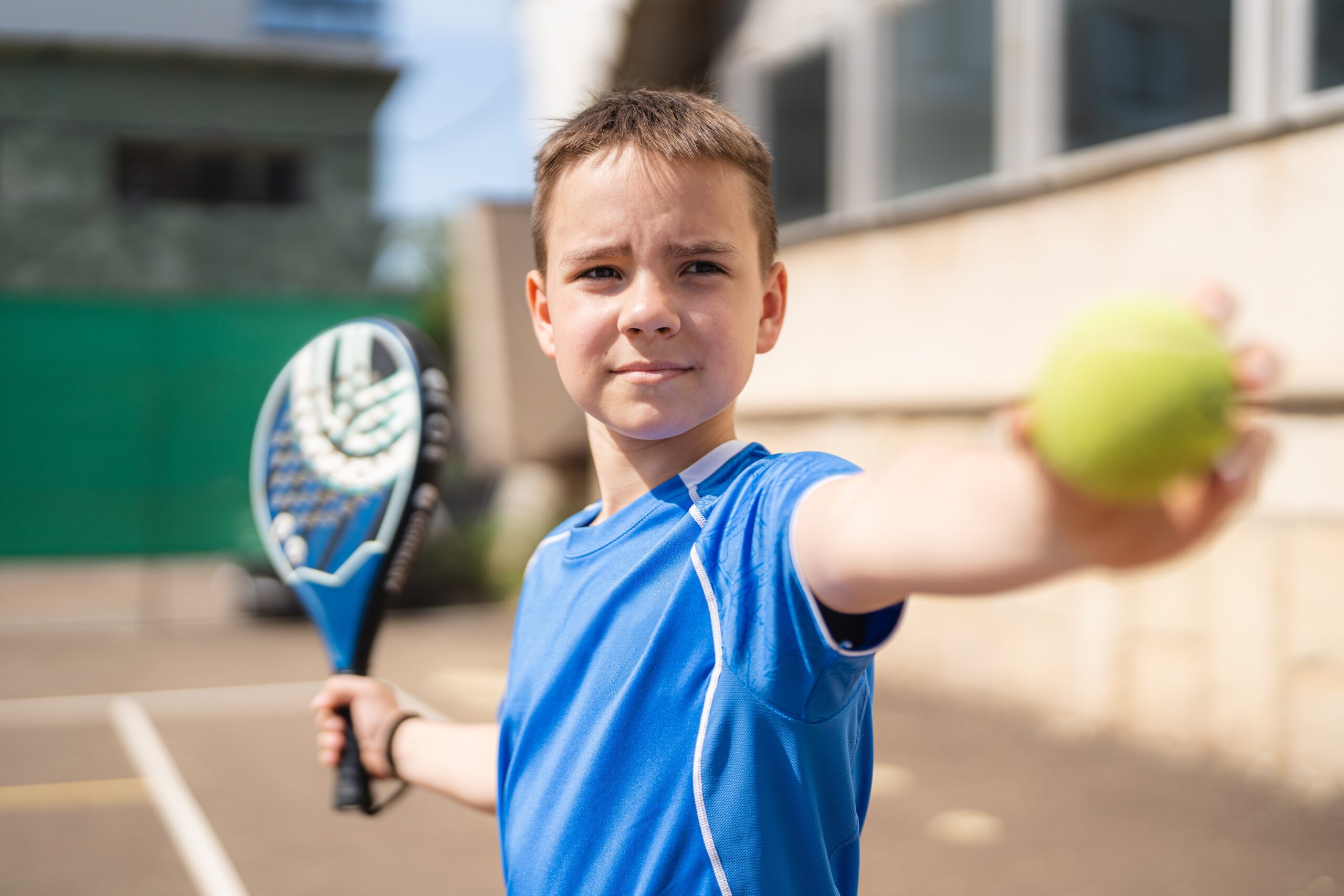 Niño juega al pádel